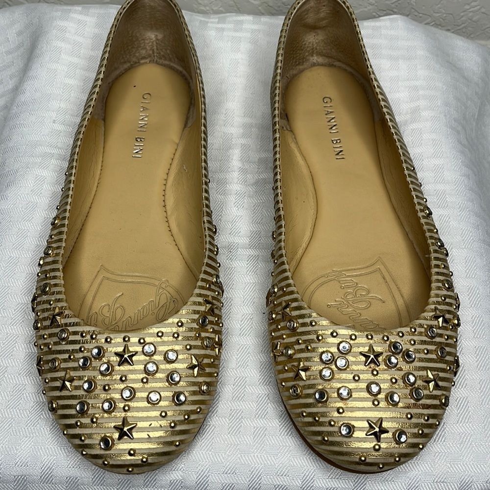 🌸 Gianni Bini Gold Flats Size 8